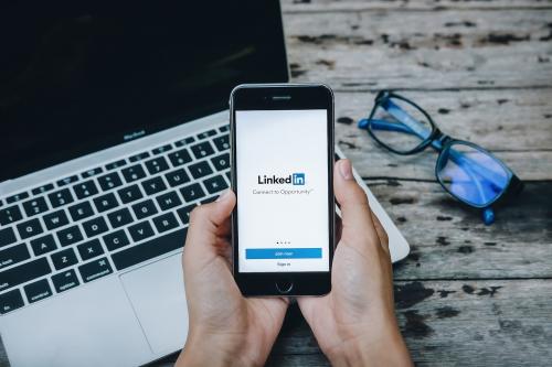 Getting Better Job With Style in LinkedIn: Ini Etika Pakai LinkedIn, Bro!